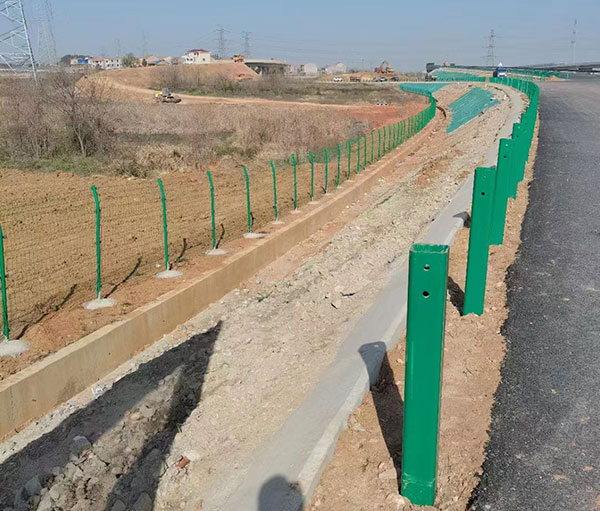 武大高（gāo）速道路（lù）護欄施工（gōng）現場